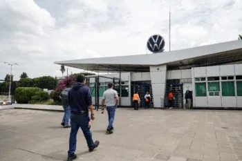 Volkswagen y sindicato extienden negociación salarial; huelga queda para el 26 de agosto