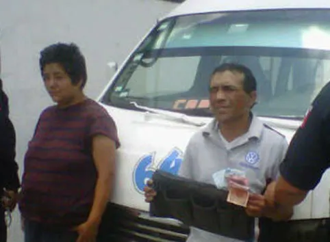 Capturan a asaltantes del chofer de una combi