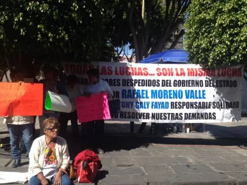 Se manifiestan en el Zócalo ex trabajadores de la burocracia para exigir su reinstalación