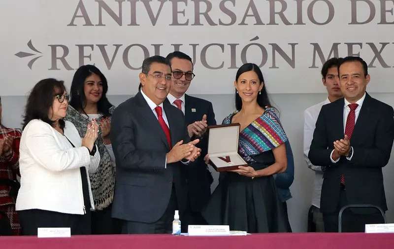sergio-salomon-cespedes-elisa-carrillo-medalla-carmen-serdan