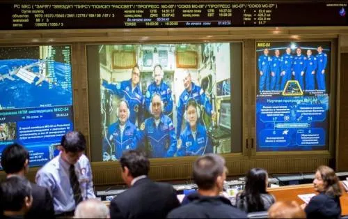 Tres astronautas llegan a la EEI