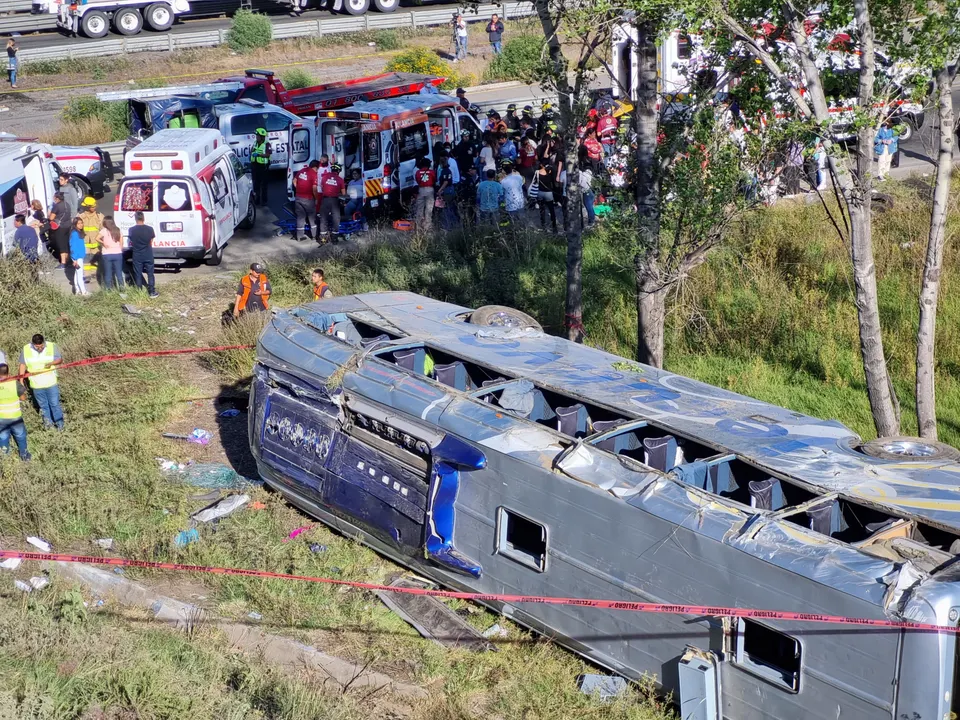 Vuelca bus en autopista México-Puebla y deja 20 heridos, iba a concierto de Harry Styles
