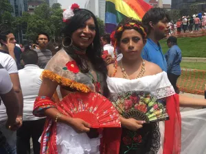 Con alegría y color marchan por el orgullo gay al zócalo