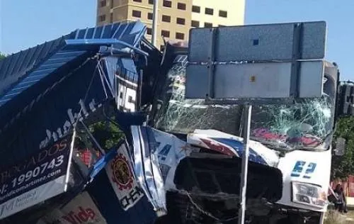 Camión se queda sin frenos y se estrella contra puesto de periódicos