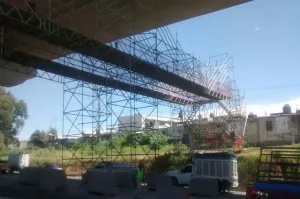 Puente peatonal habilitado en Sanctorum, a punto de caer