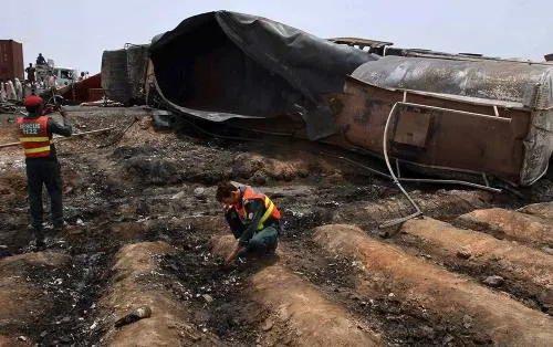 Tragedia en Pakistán: mueren 153 personas calcinadas en accidente de pipa