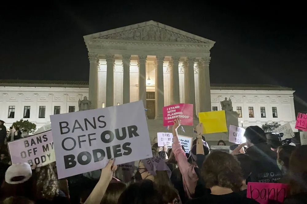Corte Suprema de EU revoca el derecho constitucional al aborto