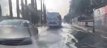 Transeúntes y automovilistas reportan que la diagonal Defensores de la República está inundada 