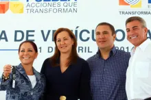 SEDIF entrega a alcaldes vehículos para poblanos con discapacidades