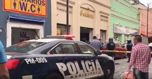 Grupo armado asalta Elektra en pleno centro de Puebla