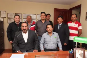Altepexi e Ixtacamaxtitlán firman escrituras para nueva sede