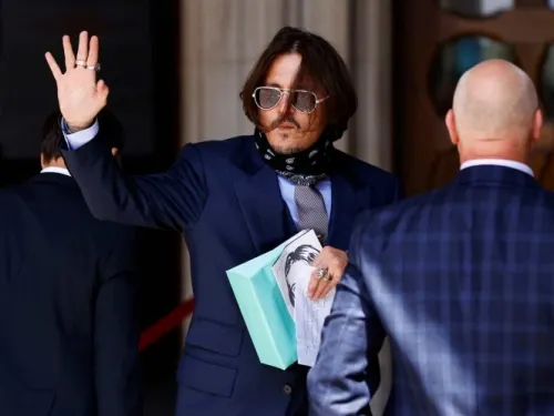 Activista de MeToo declara contra diario en demanda de Johnny Depp