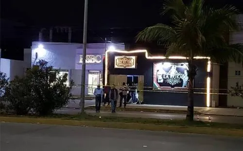 Cinco muertos y 12 heridos deja balacera en un bar de Cancún