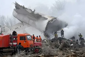 Avión de carga cae en un pueblo en Kirguistán; al menos 37 muertos