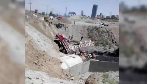 Se desbarranca camión de volteo en construcción de Lomas de Angelópolis