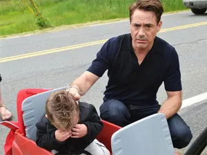 Niño sufre decepción al conocer a Iron Man sin traje