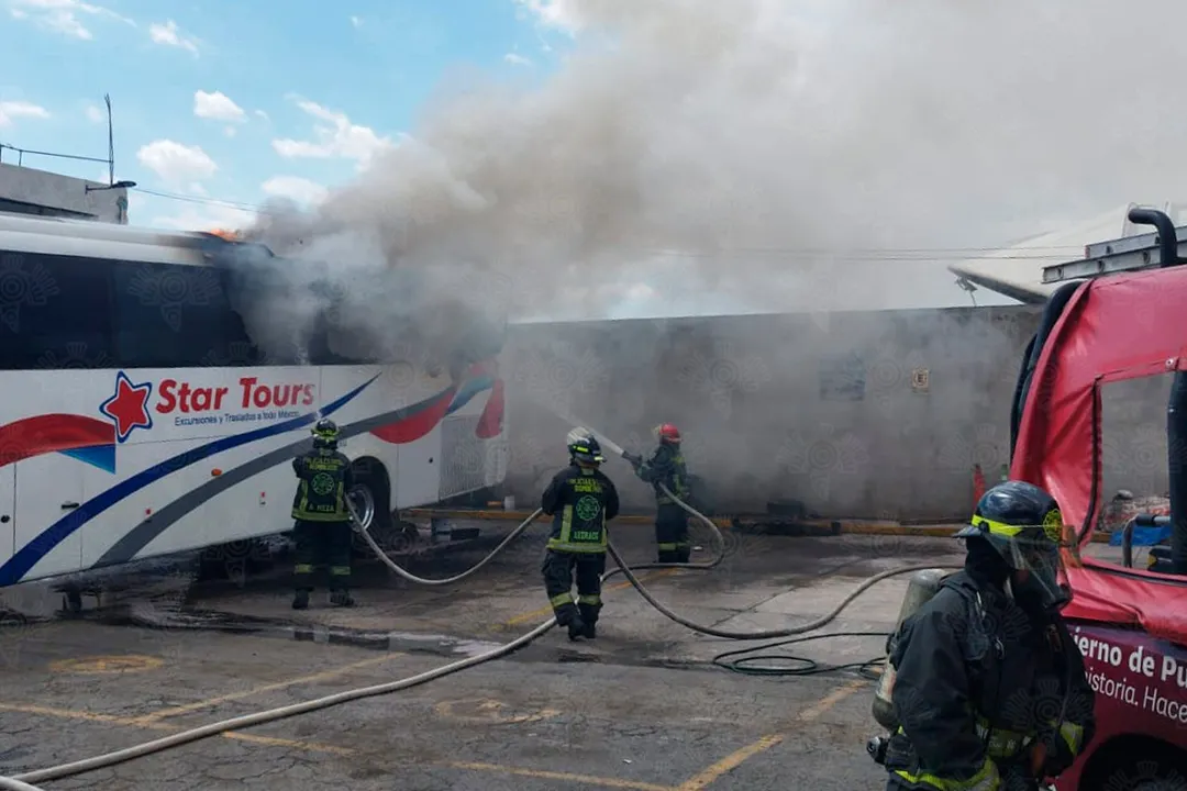 Arde autobús cerca de la CAPU, se cree que fue provocado el incendio