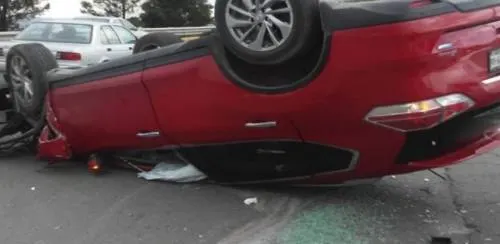 Mujer termina en hospital tras volcadura