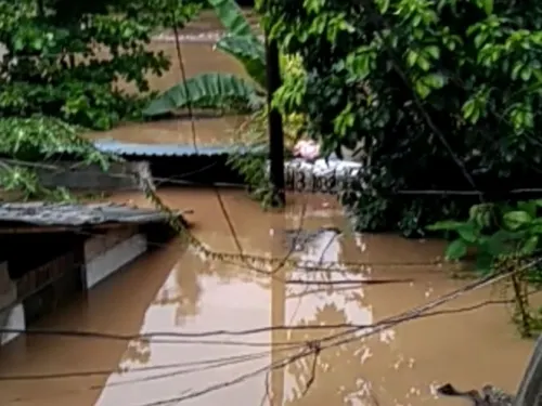 Viviendas quedan bajo el agua tras desbordamiento de río en Hidalgo