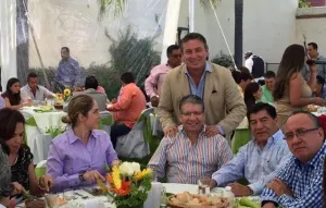 Plana mayor del PRI cobija a Doger en su cumpleaños