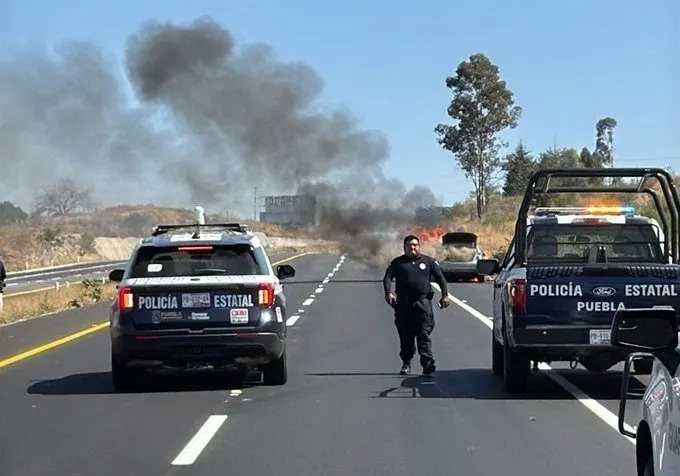 Incendió de un vehículo en autopista Atlixco-Puebla