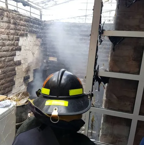 Bomberos estatales sofocaron incendio en domicilio particular