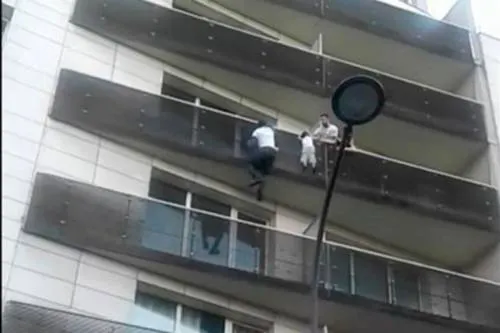 VIRAL: Joven escaló cuatro pisos para salvar a niño que colgaba de un balcón