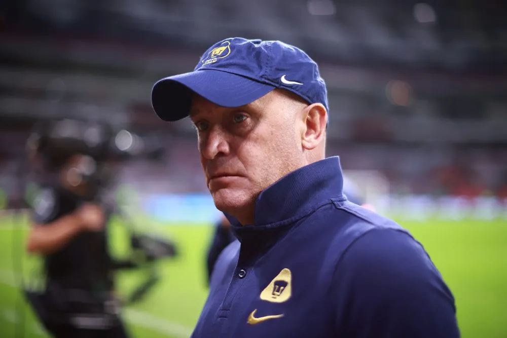 MEXICO CITY, MEXICO – MARCH 12: Andres Lillini, head coach of Pumas UNAM looks on during the 10th round match between Cruz Azul and Pumas UNAM as part of the Torneo Grita Mexico C22 Liga MX at Azteca Stadium on March 12, 2022 in Mexico City, Mexico. (Photo by Hector Vivas/Getty Images)