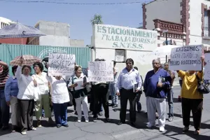 Trabajadores del IMSS desconocen a su líder sindical