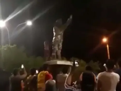 Derriban estatua de Hugo Chávez en Bolivia; le quitaron la cabeza