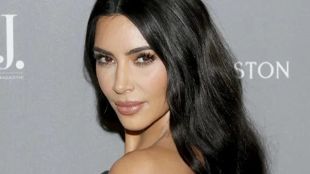 Kim Kardashian escupe su trago en una fiesta