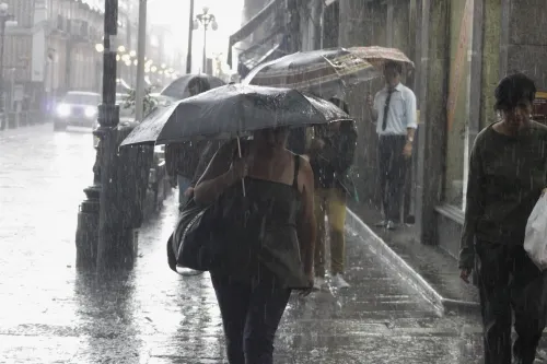 Fuerte lluvia deja autos varados, árbol caído y cierre de vialidades