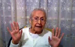Los políticos son rateros y sinvergüenzas, dice abuelita de 86 años