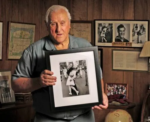 Muere George Mendonsa, el marinero del beso en Times Square