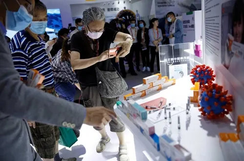 Presenta China por primera vez sus vacunas contra covid-19