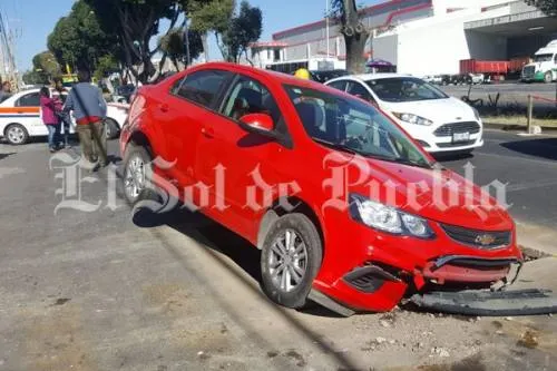 Automovilista cae a una zanja en la colonia Centro