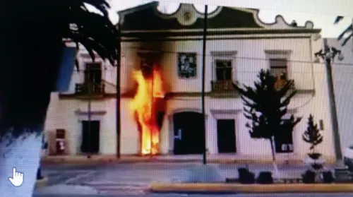 Video: Pobladores de Tehuatzingo prenden fuego a comandancia, quieren dejar libre a un violador