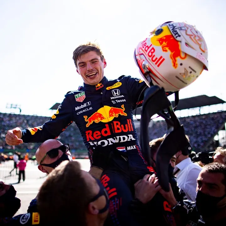 Max Verstappen, le ganó la batalla final a Hamilton y logró su primer título de la Fórmula 1