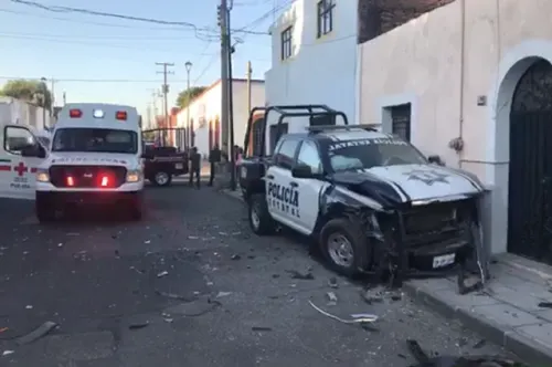 En minutos destrozan dos patrullas de la Policía Estatal