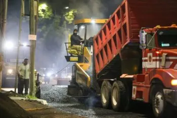 Intensifica Gobierno de Puebla obras nocturnas en la diagonal Defensores con trenes de pavimentación