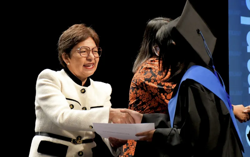 Preside rectora Lilia Cedillo graduación de egresados de las preparatorias del Complejo Regional Centro y de la Lázaro Cárdenas