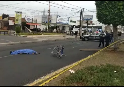 Muere ciclista al ser impactado por una moto patrulla vial