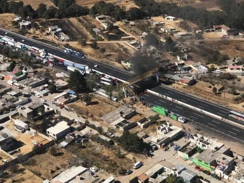 VIDEO: Pobladores bloquean la autopista México-Puebla