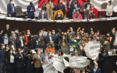 Diputados de oposición toman la tribuna de San Lázaro; llegan a los golpes