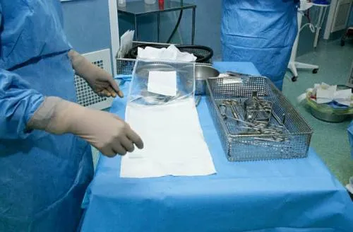 Cirujanos franceses implantan 95% de piel a un hombre con quemaduras