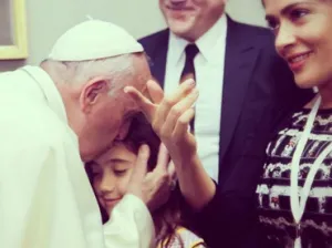 Salma Hayek comparte foto con el Papa Francisco