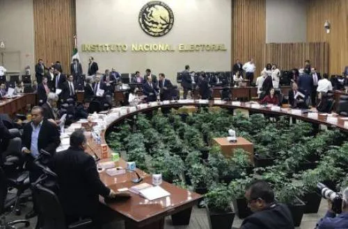 Partidos exigen al INE castigar el abuso de AMLO con los spots