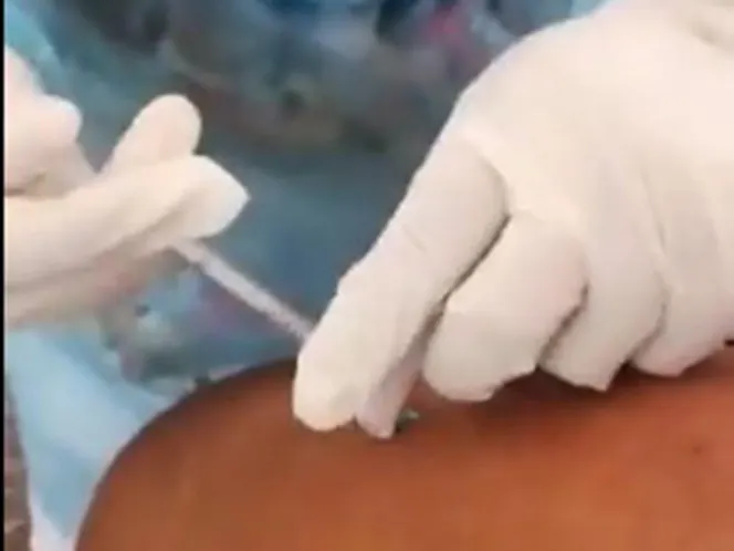 Cachan a enfermera fingiendo poner vacuna covid