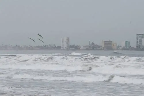 Toca tierra centro del huracán Willa; llaman a extremar precauciones