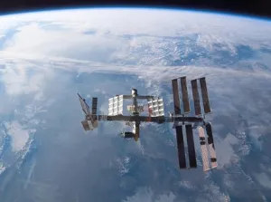 Astronautas cultivan superbacterias en el espacio